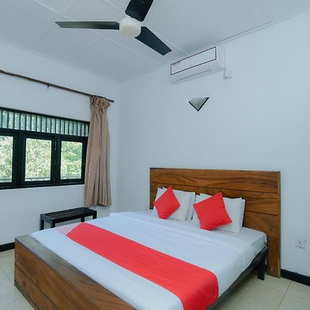 Oyo 479 Water Front Hotel Kandy Eksteriør bilde