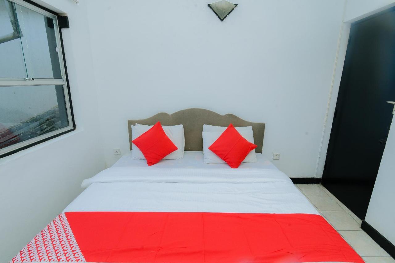 Oyo 479 Water Front Hotel Kandy Eksteriør bilde
