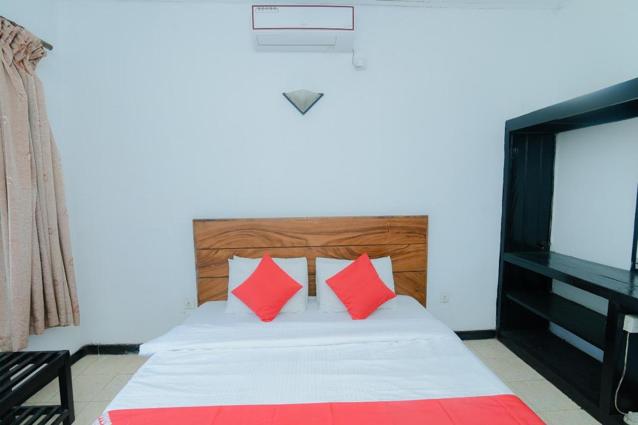 Oyo 479 Water Front Hotel Kandy Eksteriør bilde