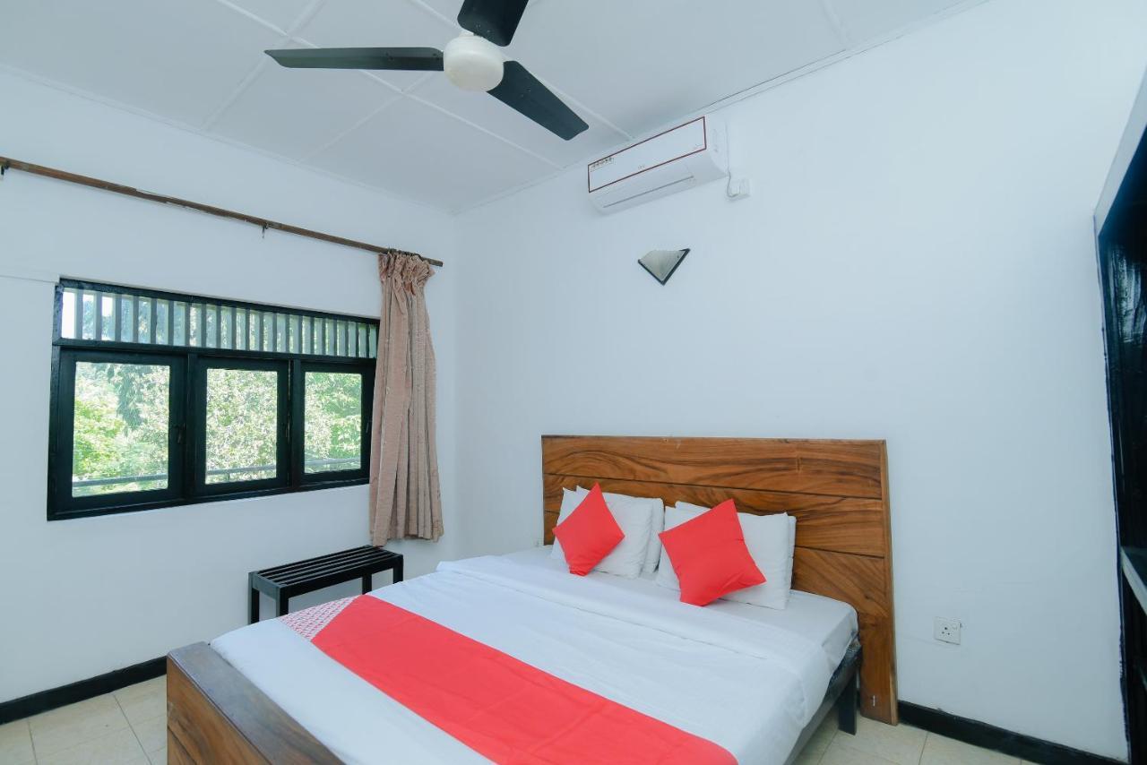 Oyo 479 Water Front Hotel Kandy Eksteriør bilde